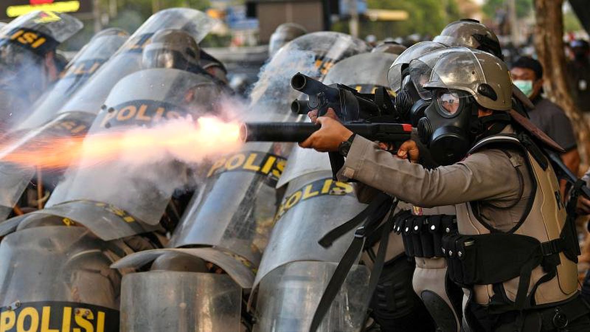 Endonezya\'da zina yasası protestolarına polisten gaz bombalı müdahale