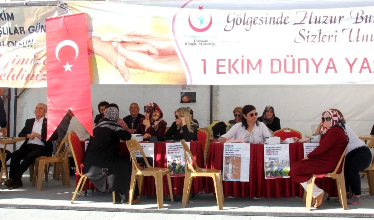 Erzincan\'da Dünya Yaşlılar Günü stant etkinliği