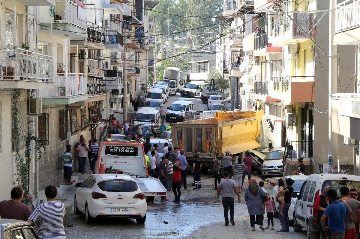 Freni patlayan kamyon mahalleyi savaş alanına çevirdi
