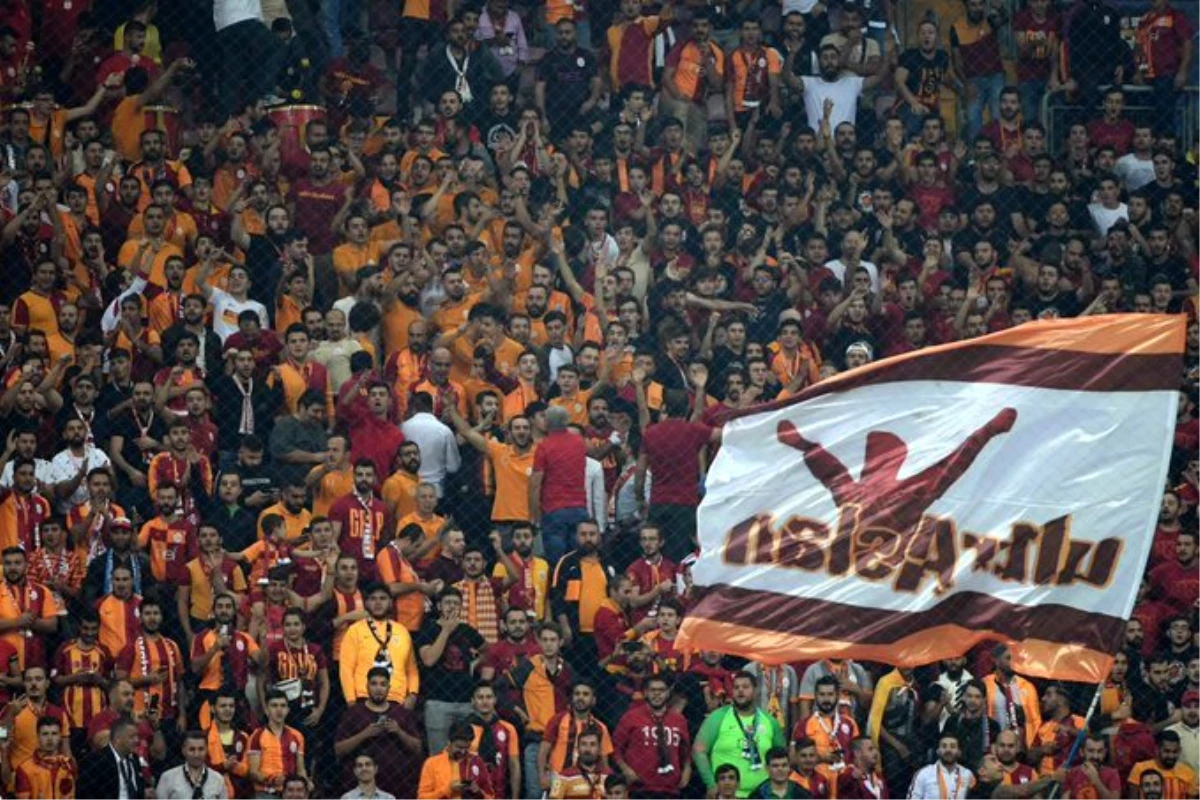 Galatasaraylı taraftarlar, TT Stadı\'nı hınca hınç doldurdu!