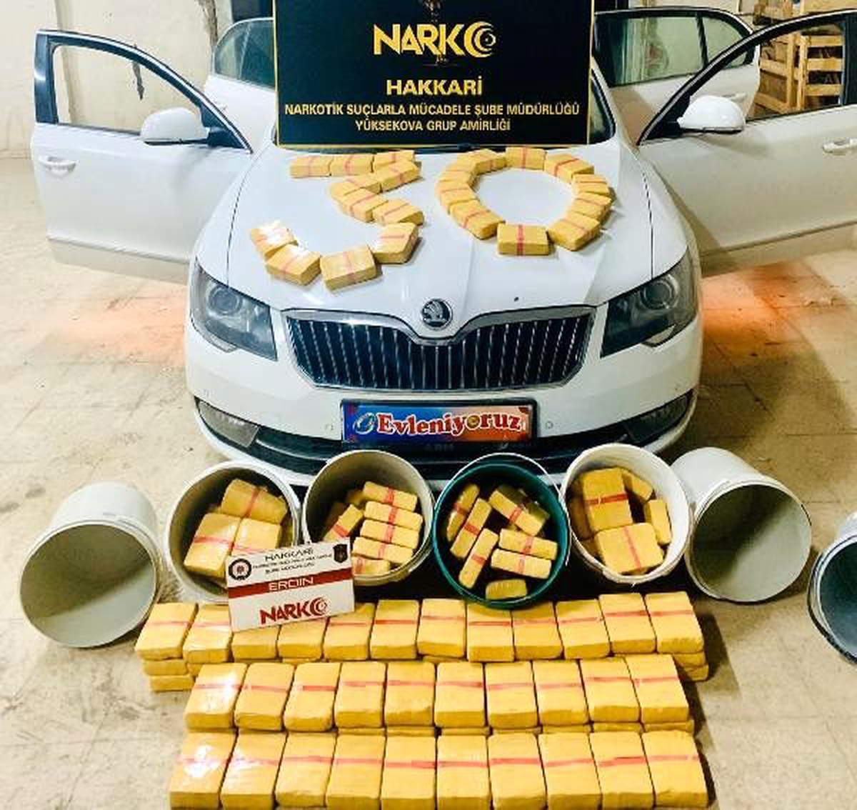 Gelin arabası gibi süslenen otomobilde 74 kilo eroin ele geçirildi