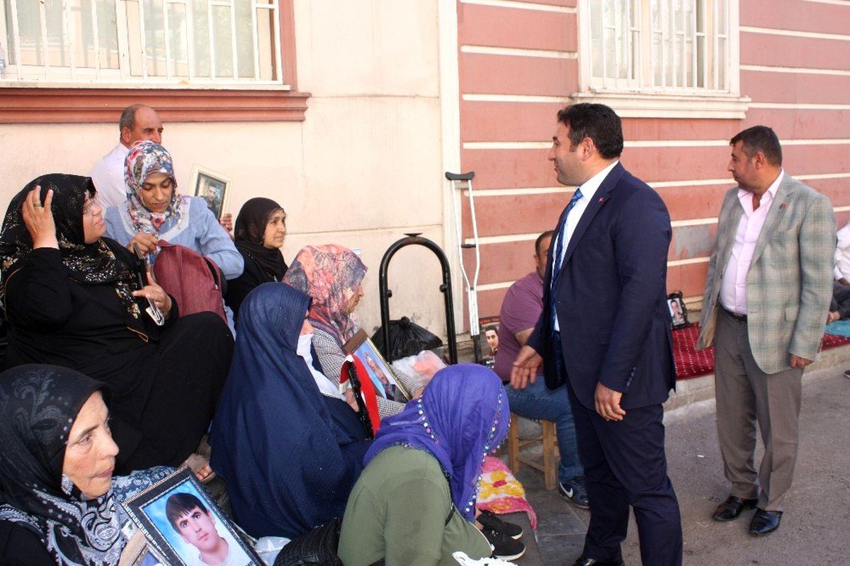 Güvenlik ve terör uzmanı Dr. Muğlu\'dan HDP önündeki ailelere destek ziyareti