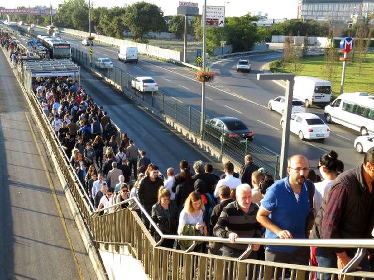 (havadan fotoğraflarla) altunizade metrobüs durağında aşırı yoğunluk (1)