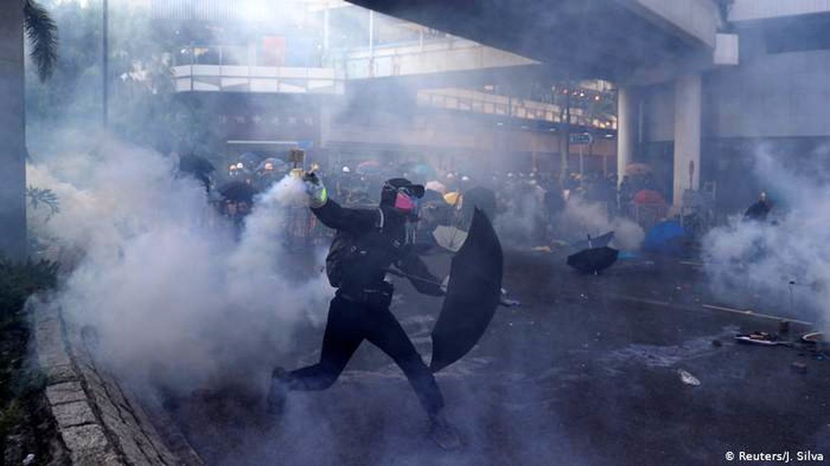 Hong Kong\'da polis bir göstericiyi vurdu