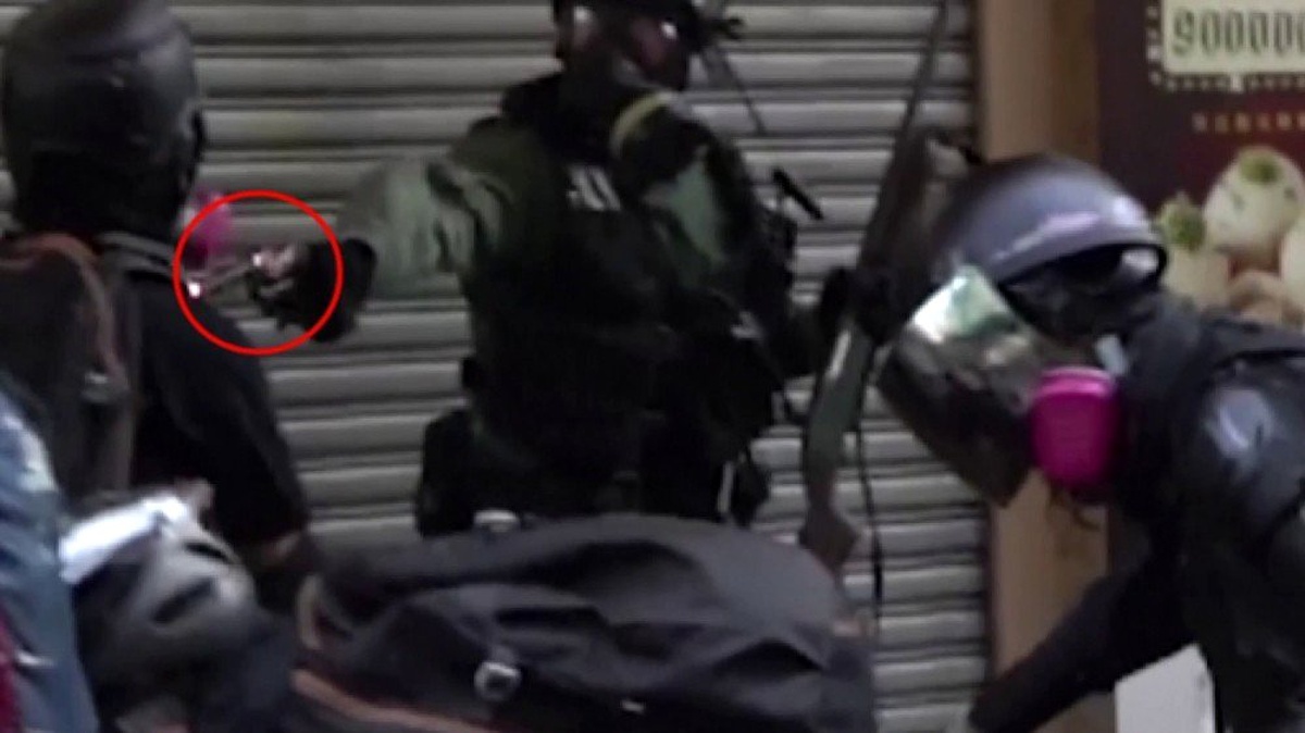 Hong Kong\'da polis göstericiye ateş etti