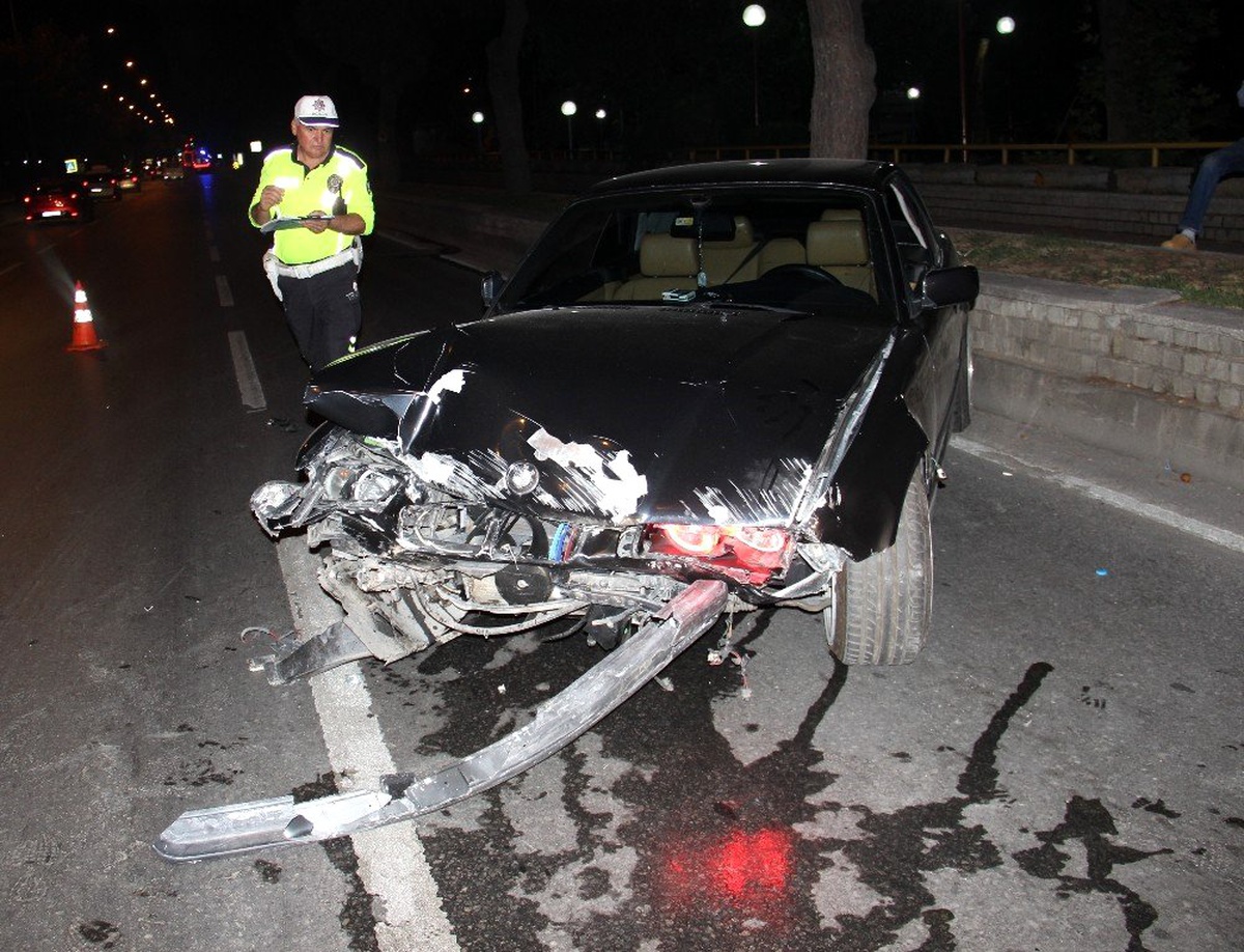 Hurdaya dönen lüks otomobilin sürücüsü çıkmayınca polis soruşturma başlattı