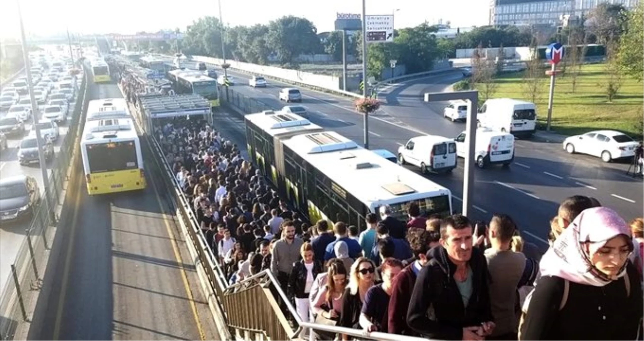 İBB, Altunizade\'deki yoğunluk için harekete geçti: Her metro seferi için 3 boş metrobüs durağa gönderilecek