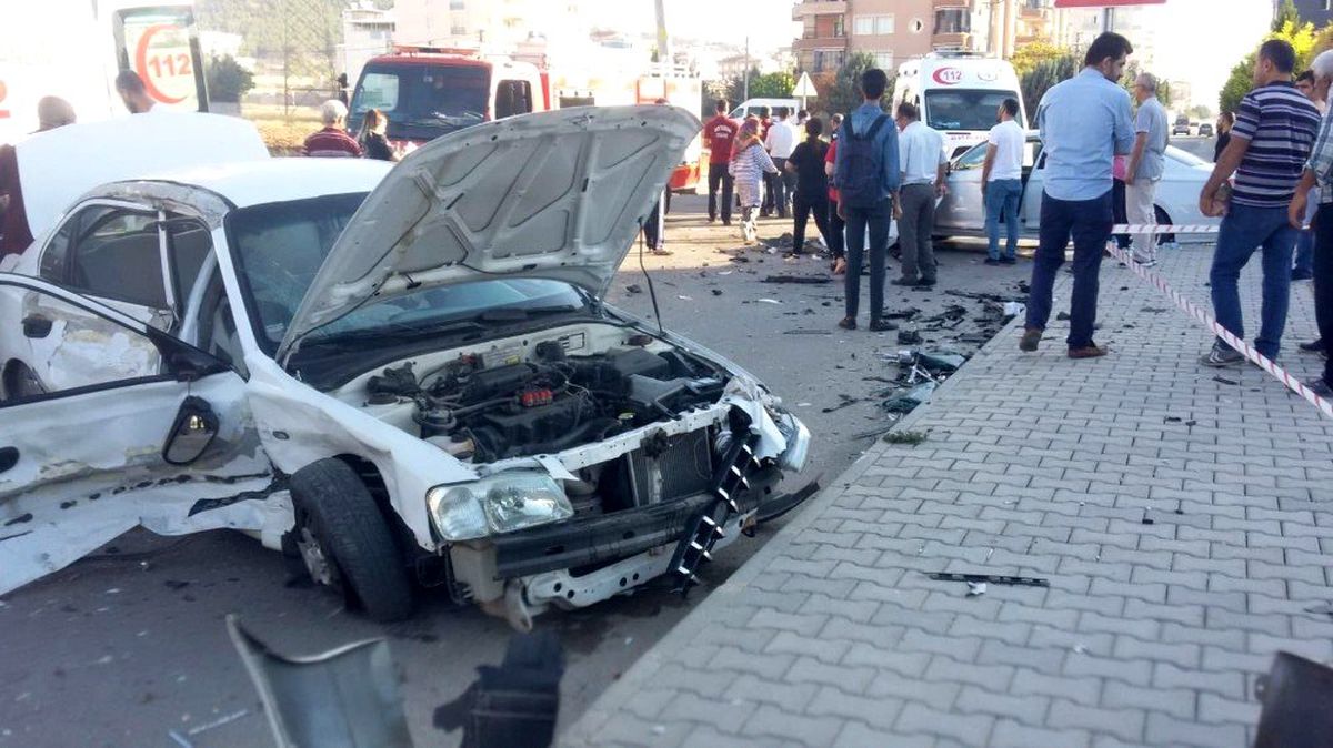İki otomobil çarpıştı: 3 yaralı