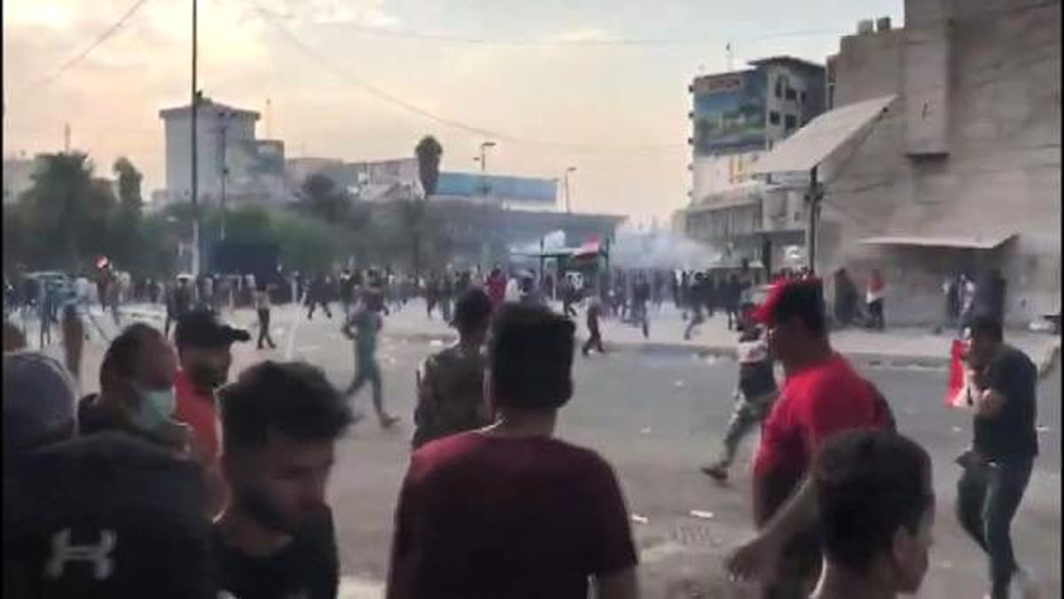 Irak polisi, protestoculara biber gazı ve tazyikli suyla müdahale etti