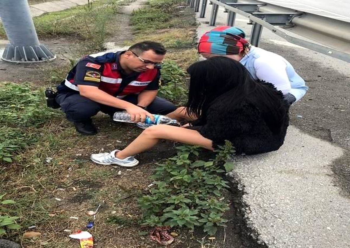 Jandarma, köprüde intihar teşebbüsünde bulunan kadını son anda kurtardı