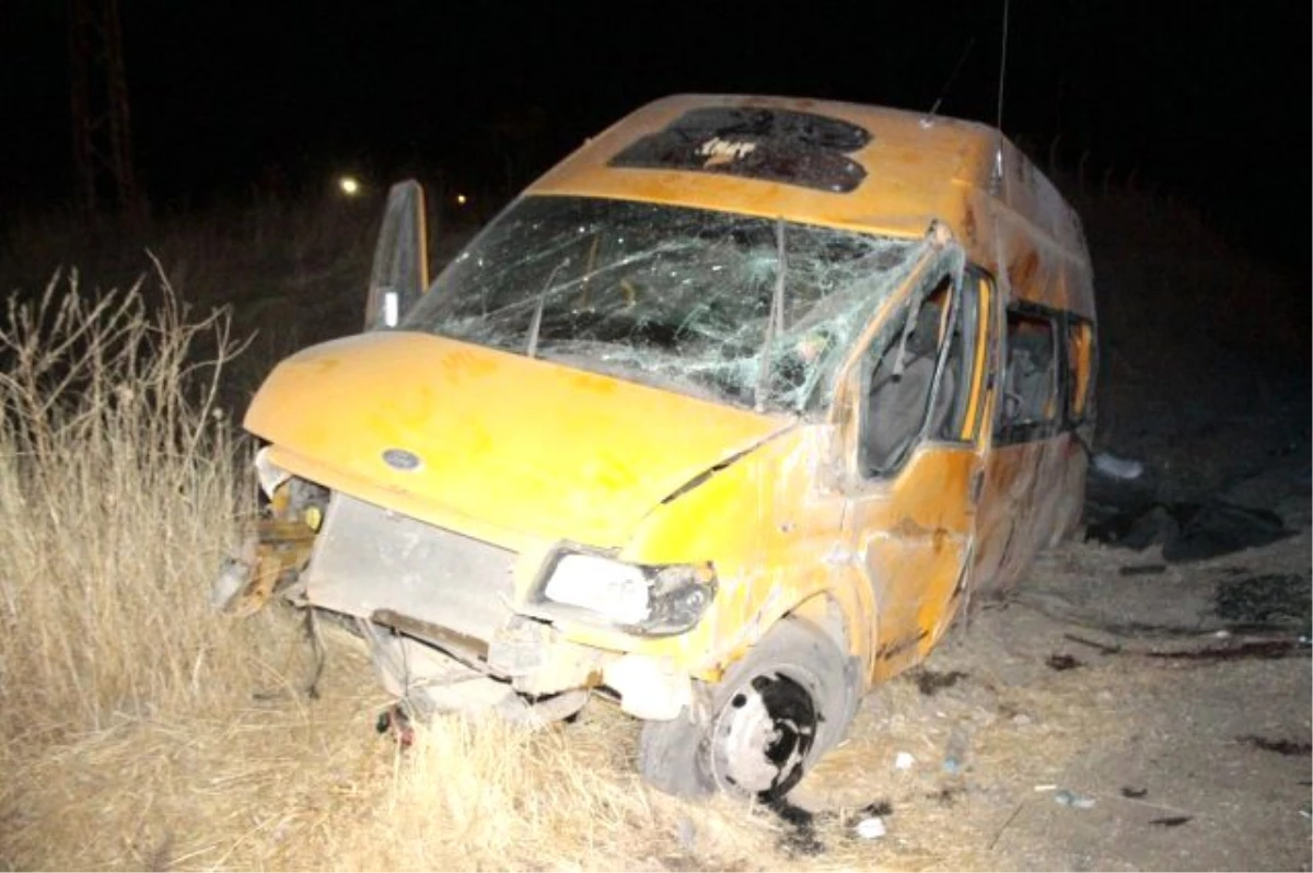 Kaçak göçmenleri taşıyan minibüs kaza yaptı: 1 ölü, 4\'ü ağır 12 kişi yaralı