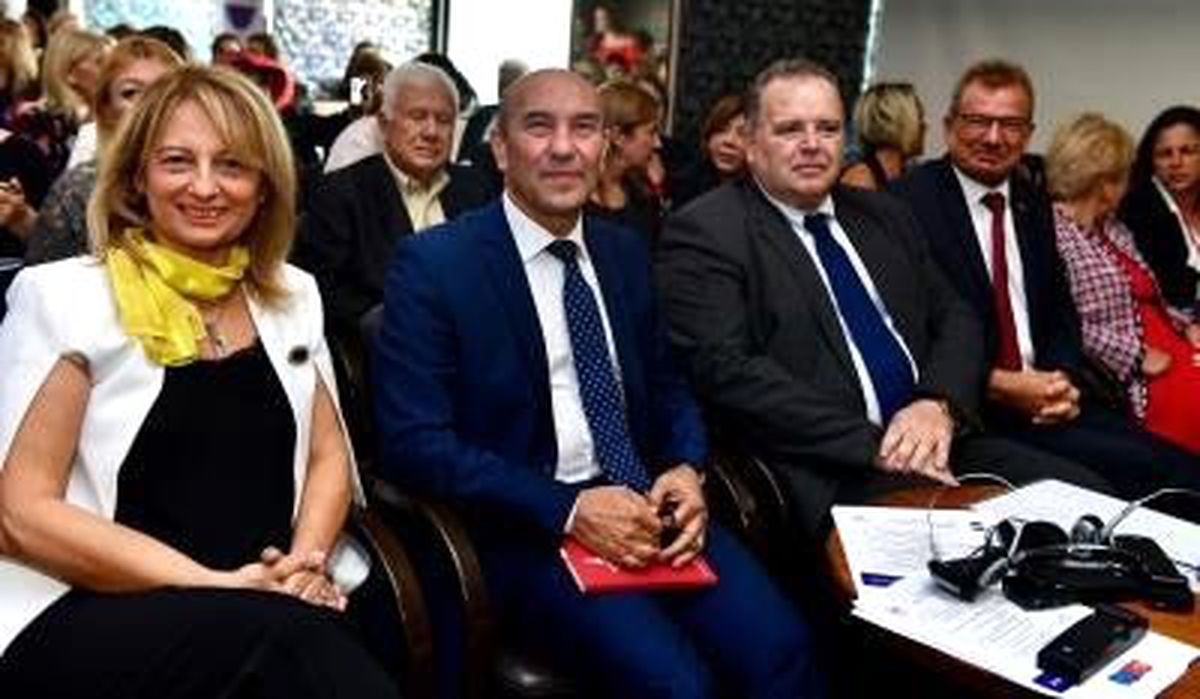 Kadınlar, iş hayatındaki rollerini artırmak için toplandı