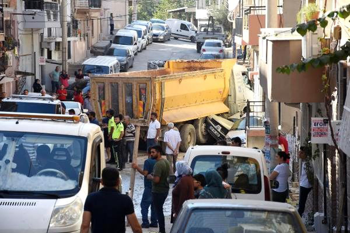 Kamyon yokuşta kaydı; çarptığı 9 araç hasar gördü
