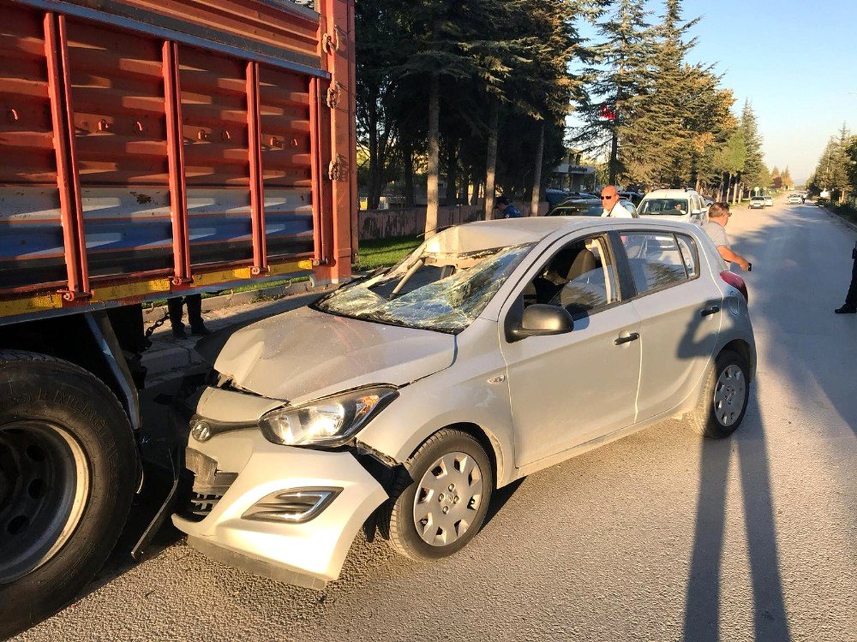 Kamyona çarpan otomobilin sürücüsü kazayı ucuz atlattı