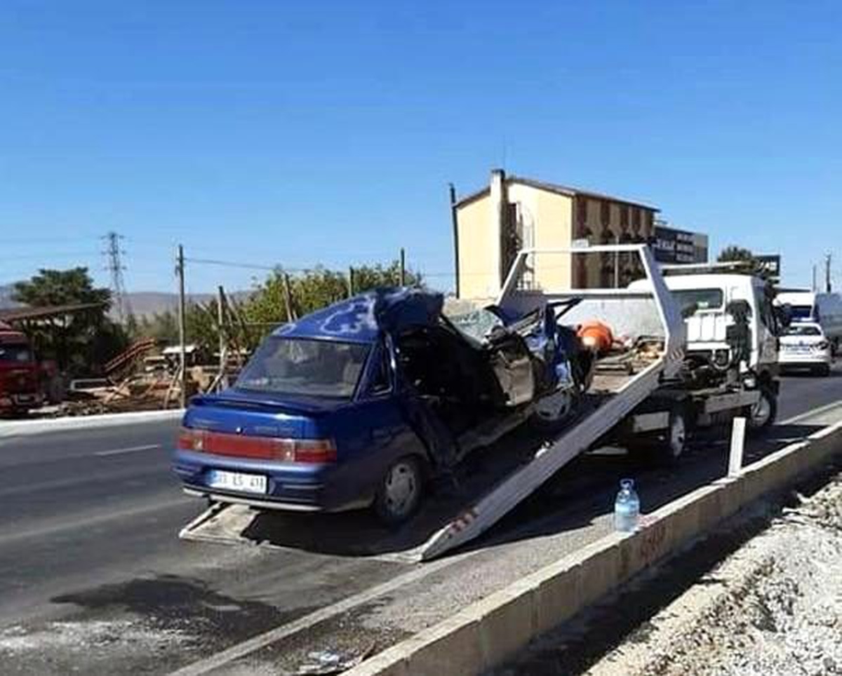 Kamyonla otomobil çarpıştı: 1 ölü, 2 yaralı
