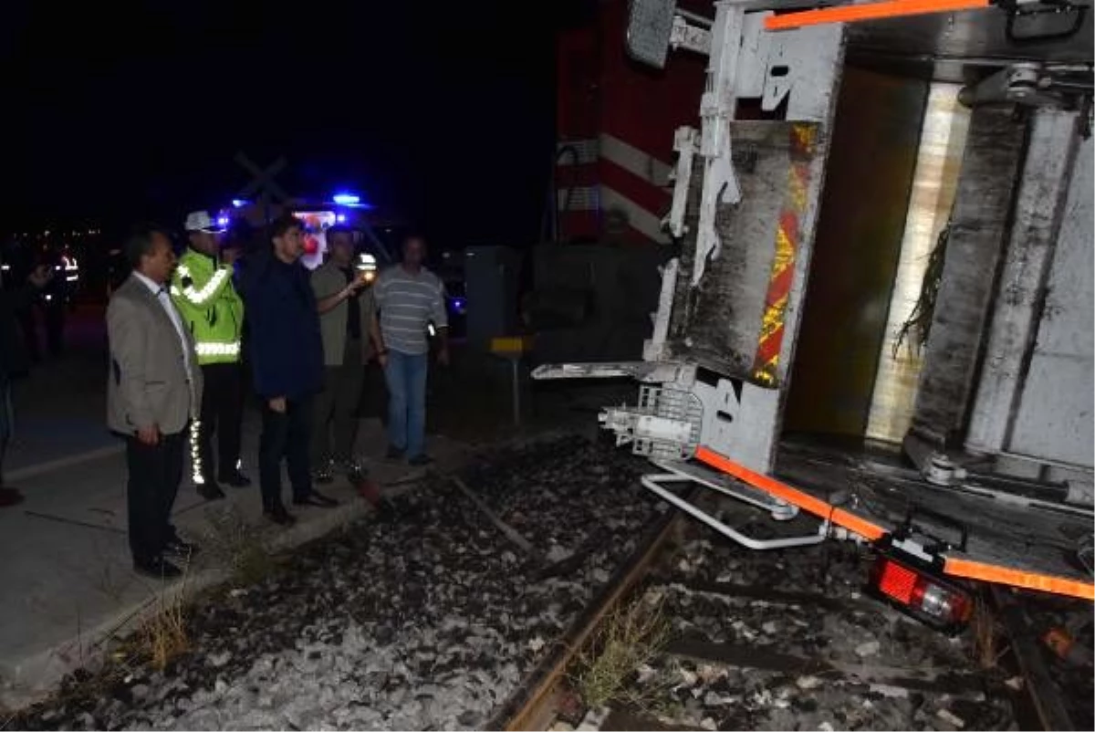 Kütahya\'da manevra yapan tren, çöp kamyonuna çarptı: 3 yaralı