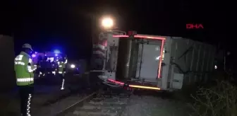 Kütahya'da manevra yapan tren, çöp kamyonuna çarptı: 3 yaralı