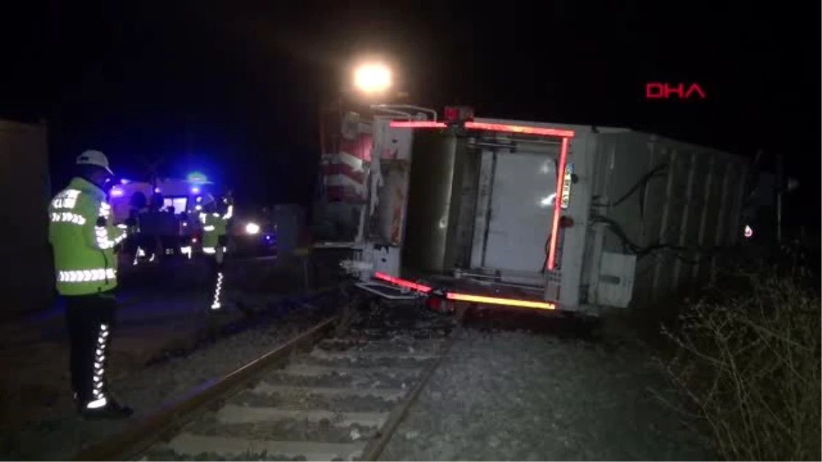 Kütahya\'da manevra yapan tren, çöp kamyonuna çarptı: 3 yaralı