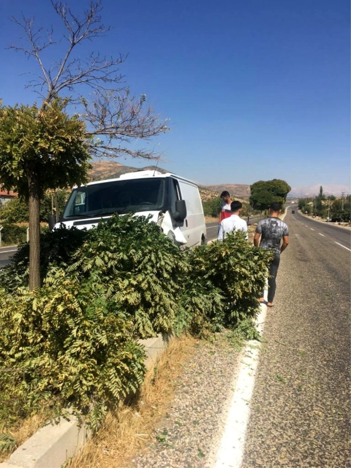 Minibüs refüje çıktı: 1 yaralı