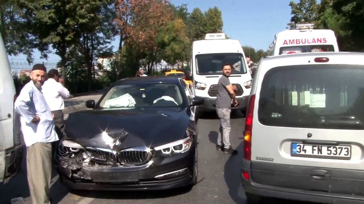Minibüse arkadan çarpan lüks araç kullanılamaz hale geldi