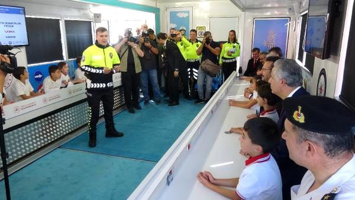 Mobil trafik eğitim tır\'ında çocuklara eğitim verildi