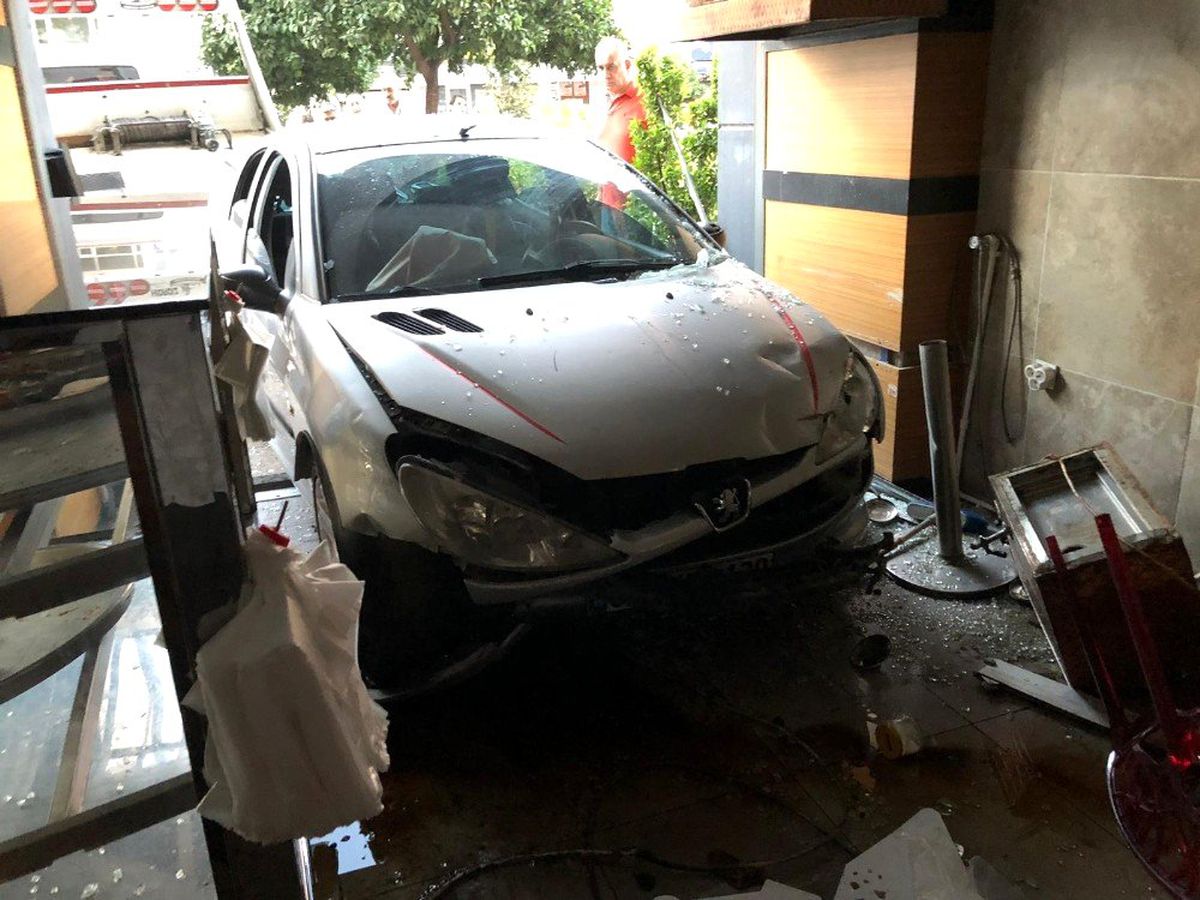 Otomobil pastaneye daldı: 6 yaralı