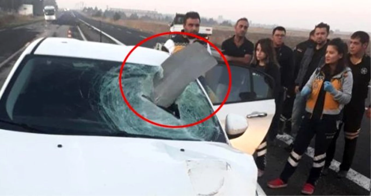 Otomobilin çarptığı tabela aracın ön camından girdi
