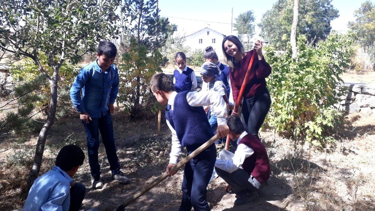 Özalplı öğrenciler ektikleri ürünlerin hasadına başladı