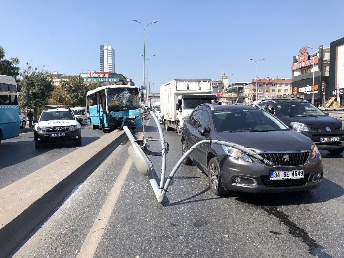 Özel halk otobüsü orta refüje çıktı: 5 yaralı