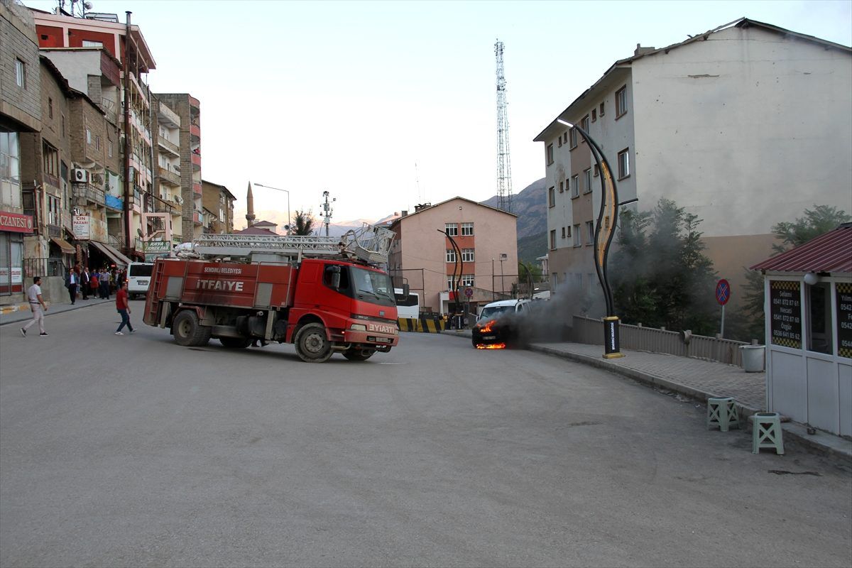 Şemdinli\'de seyir halindeki araç alev aldı