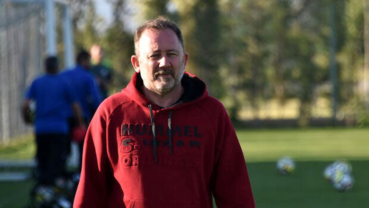 Sergen Yalçın saha ortasında toplantı yaptı! Serzeniş...
