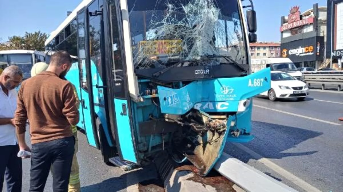 Avcılar\'da özel halk otobüsü kaldırıma çıktı: 5 kişi yaralandı