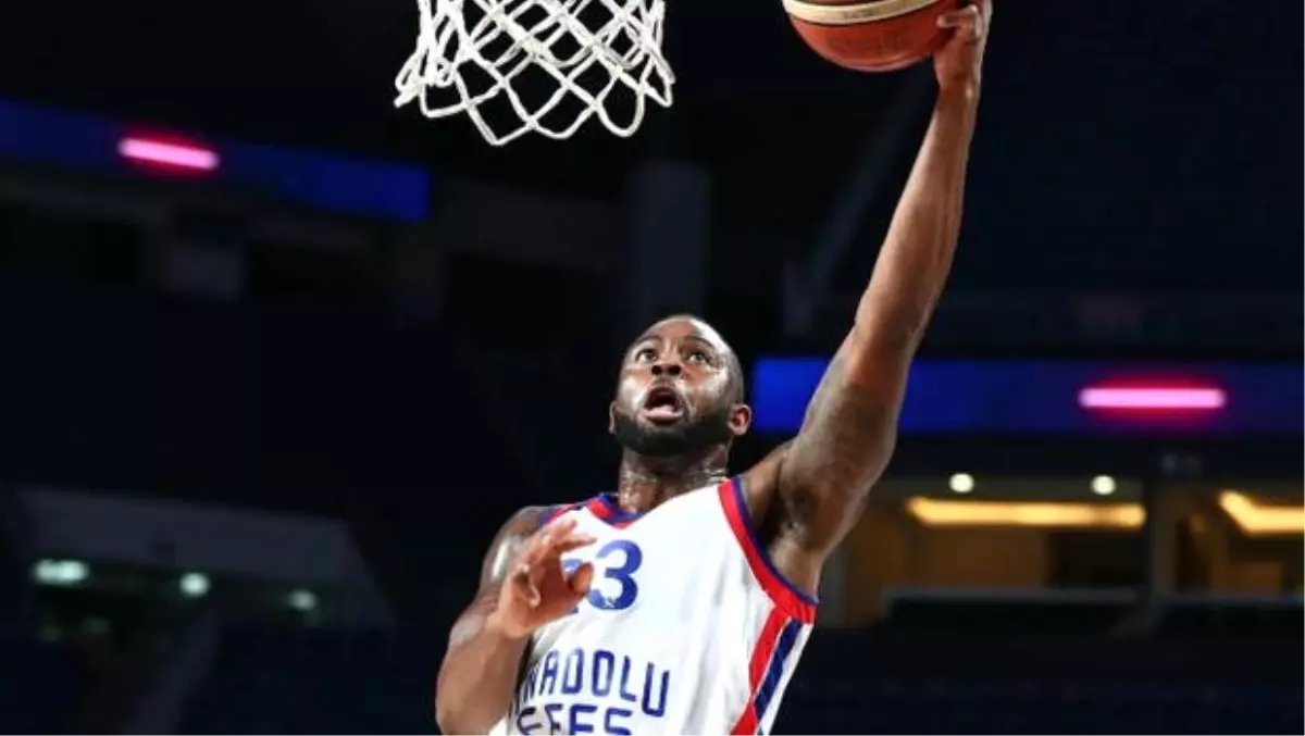 Son şampiyon Anadolu Efes galibiyetle başladı