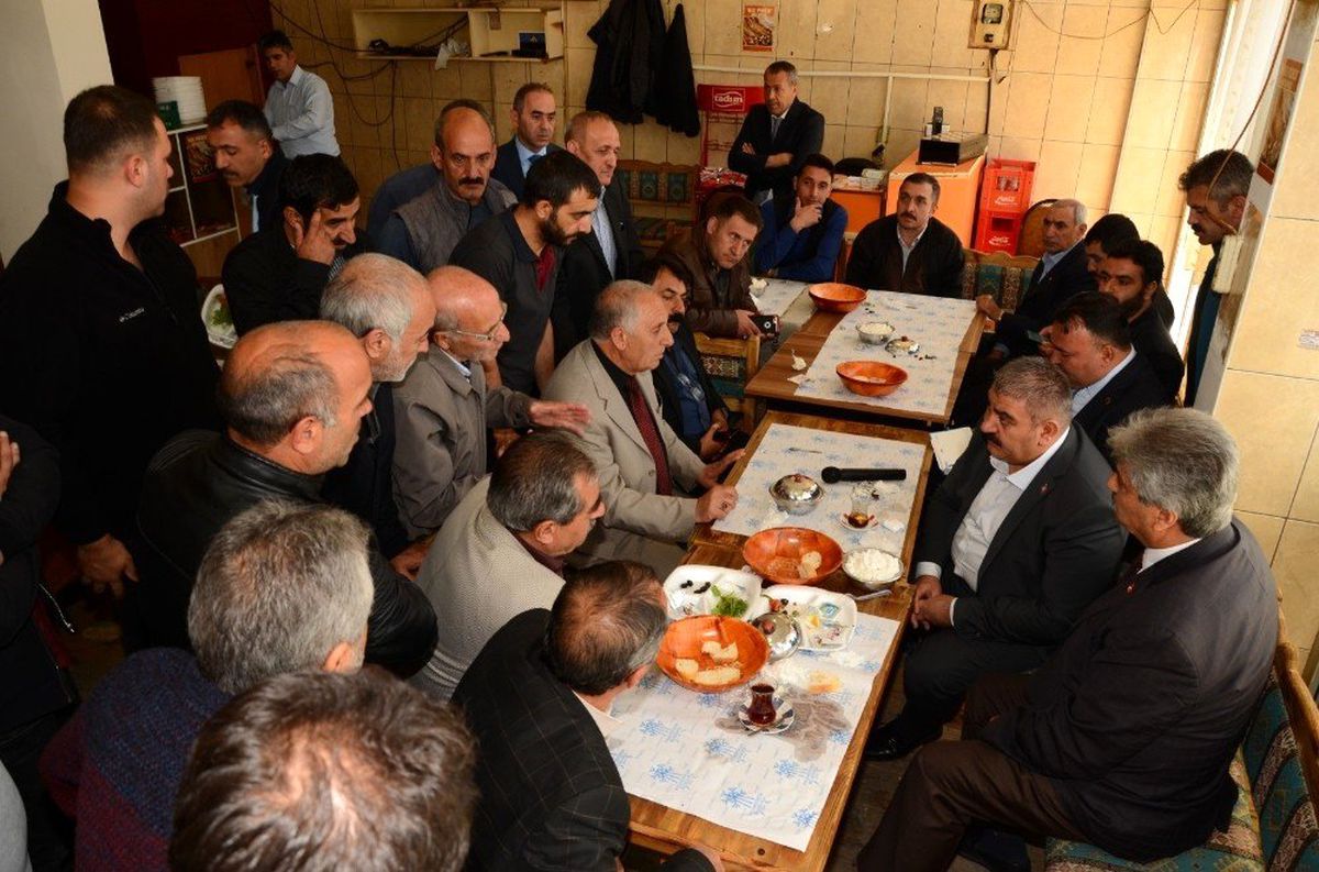 Sunar, kahvaltıda esnaflarla buluştu