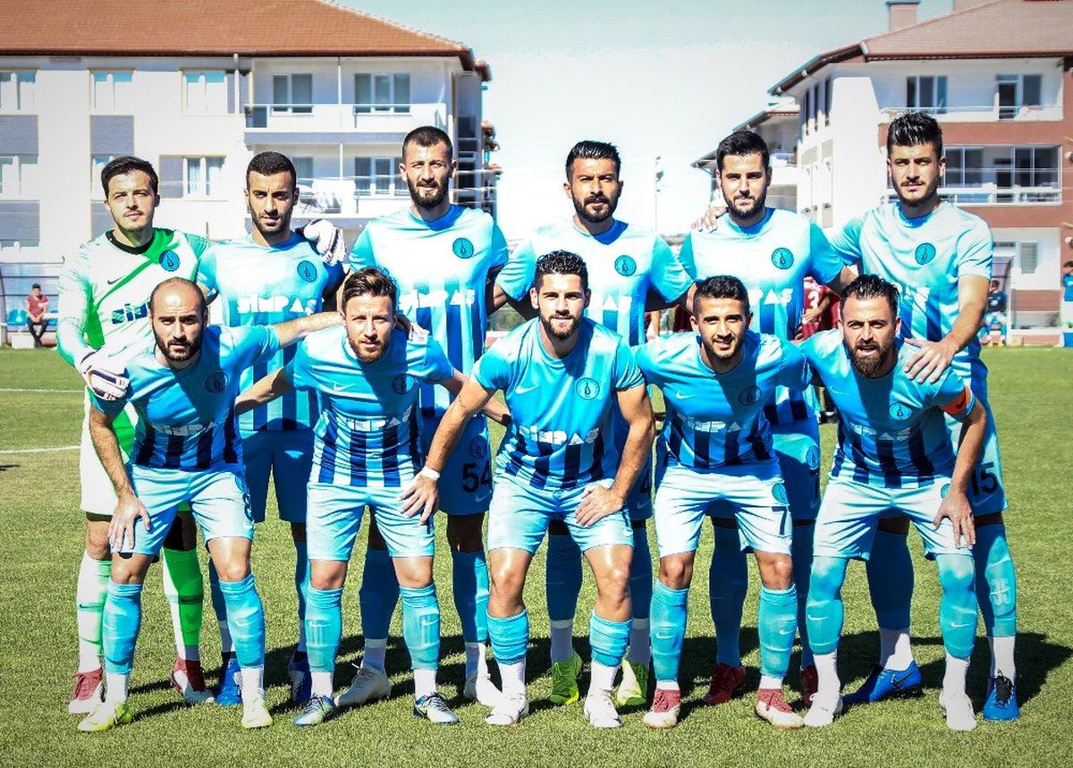Taraftarlar, tribün yetersizliği sebebiyle karşılaşmaları inşaat halindeki binadan izliyor