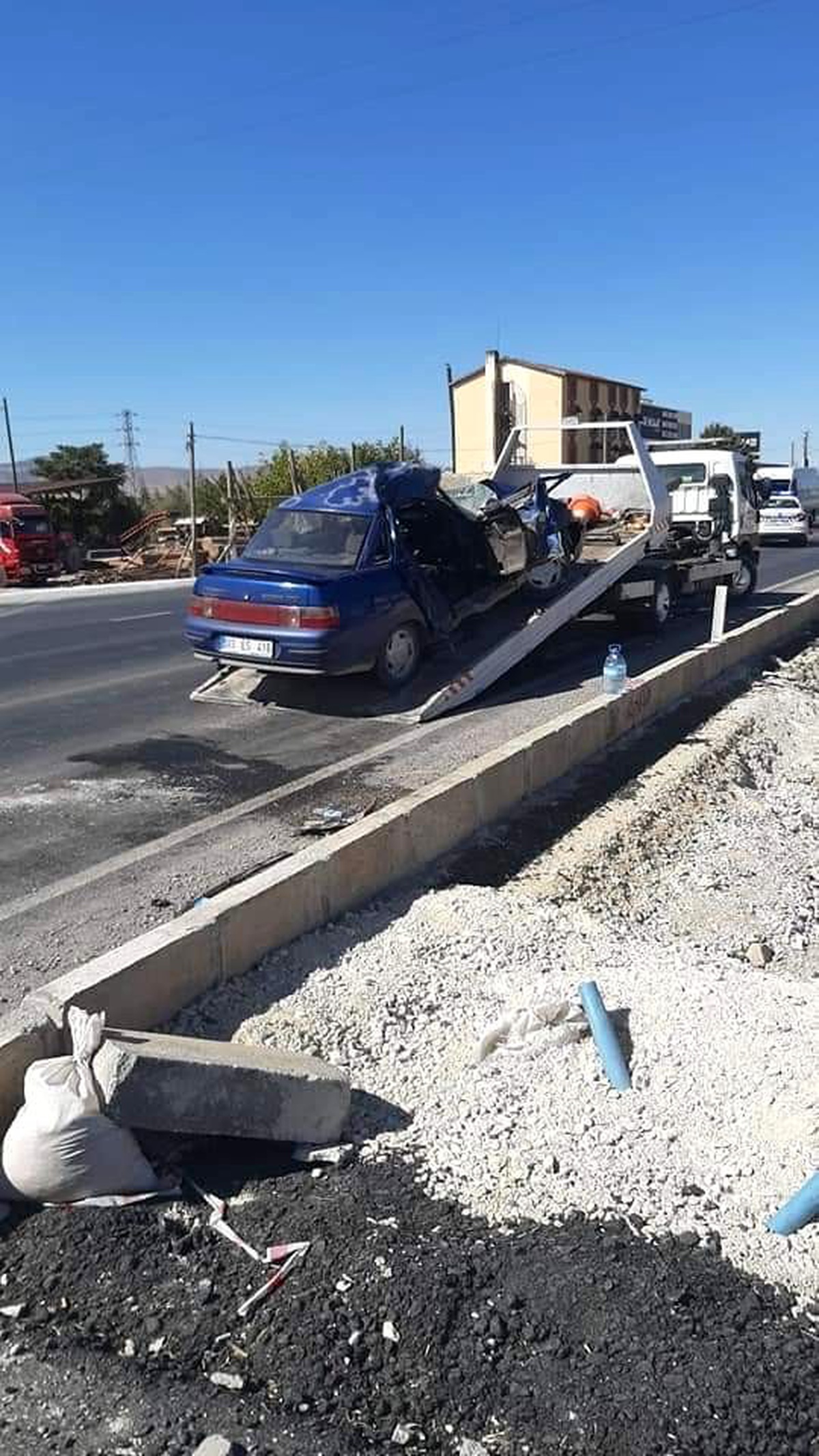 Tır ile otomobil çarpıştı: 1 ölü, 2 yaralı