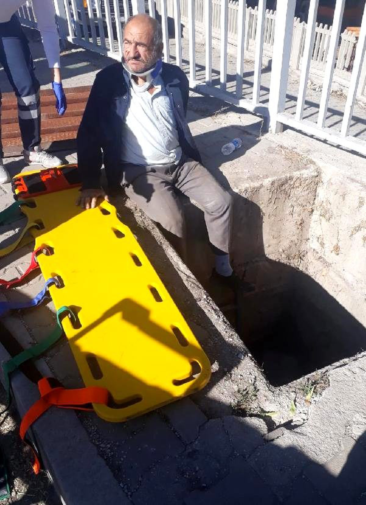 Üzerine bastığı demir kapak ters döndü, 2 metrelik kuyuya düşüp yaralandı