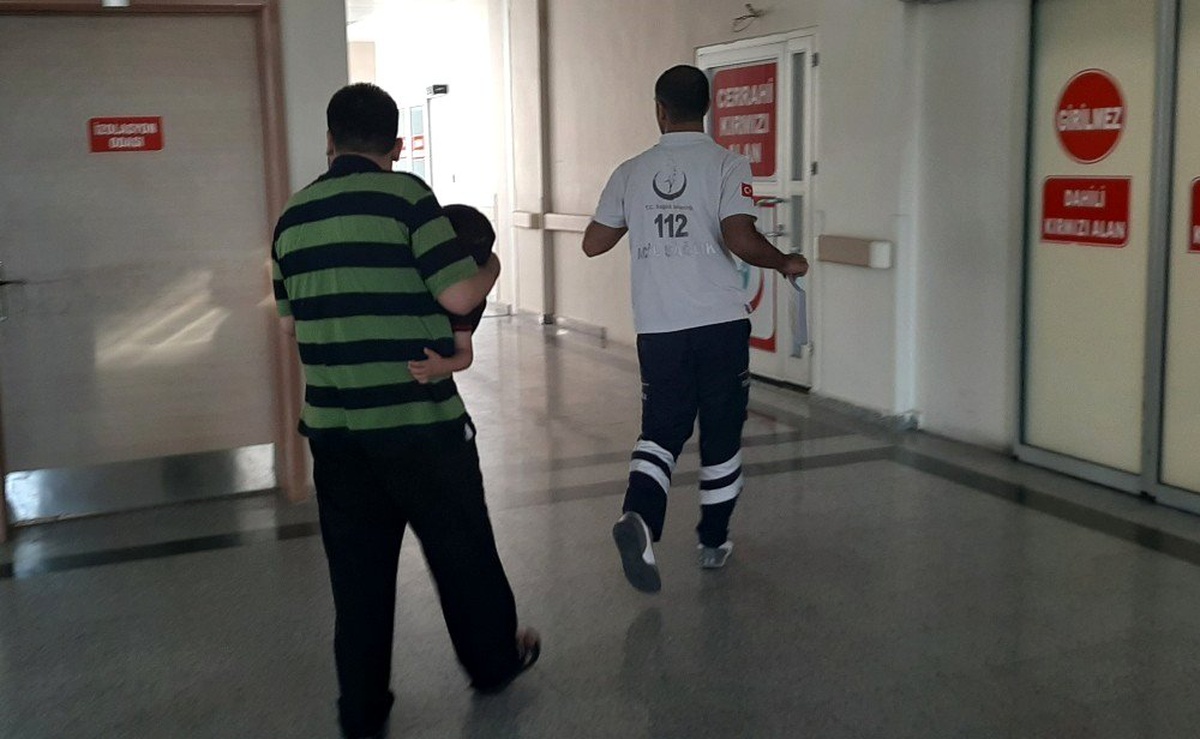 Üzerine buzdolabı kapağı düşen çocuk yaralandı