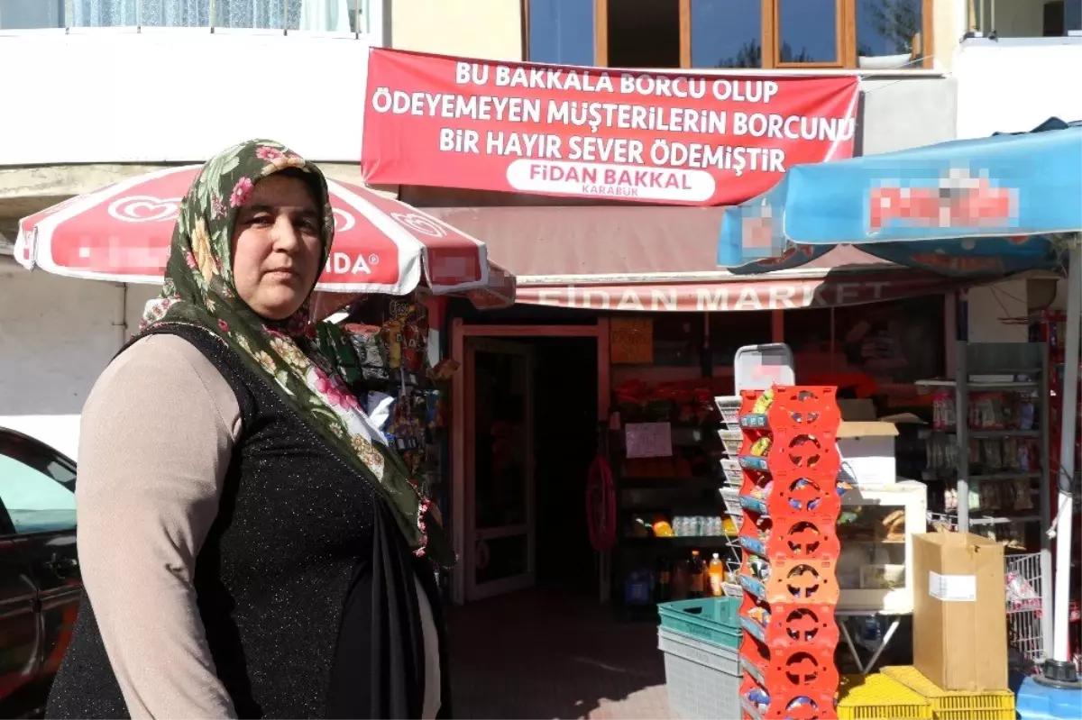 Veresiye defterindeki borçları kapattı, "Borcunuz ödendi pankartı" astırdı