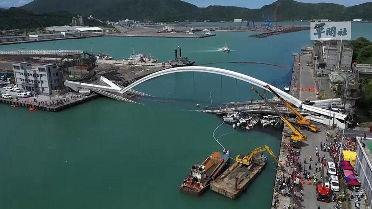 Video| Tayvan\'da köprünün çökme anı güvenlik kameralarına yansıdı