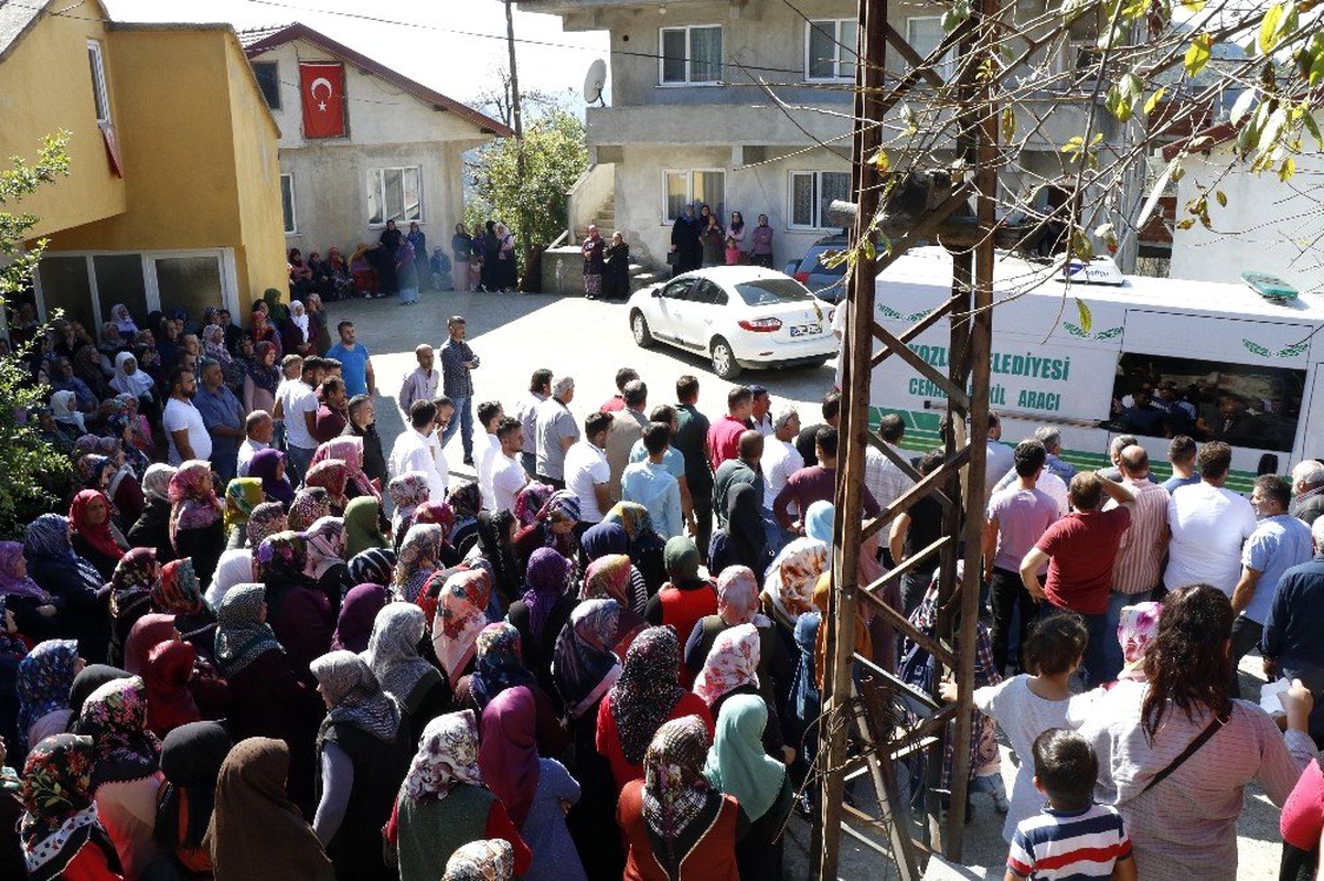 Ağaca asılı halde bulunan genç, memleketi Zonguldak\'ta toprağa verildi