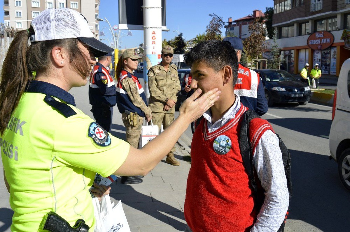 Ağrı\'da "Yaya Güvenliğinin Nöbetçisiyiz" kampanyası