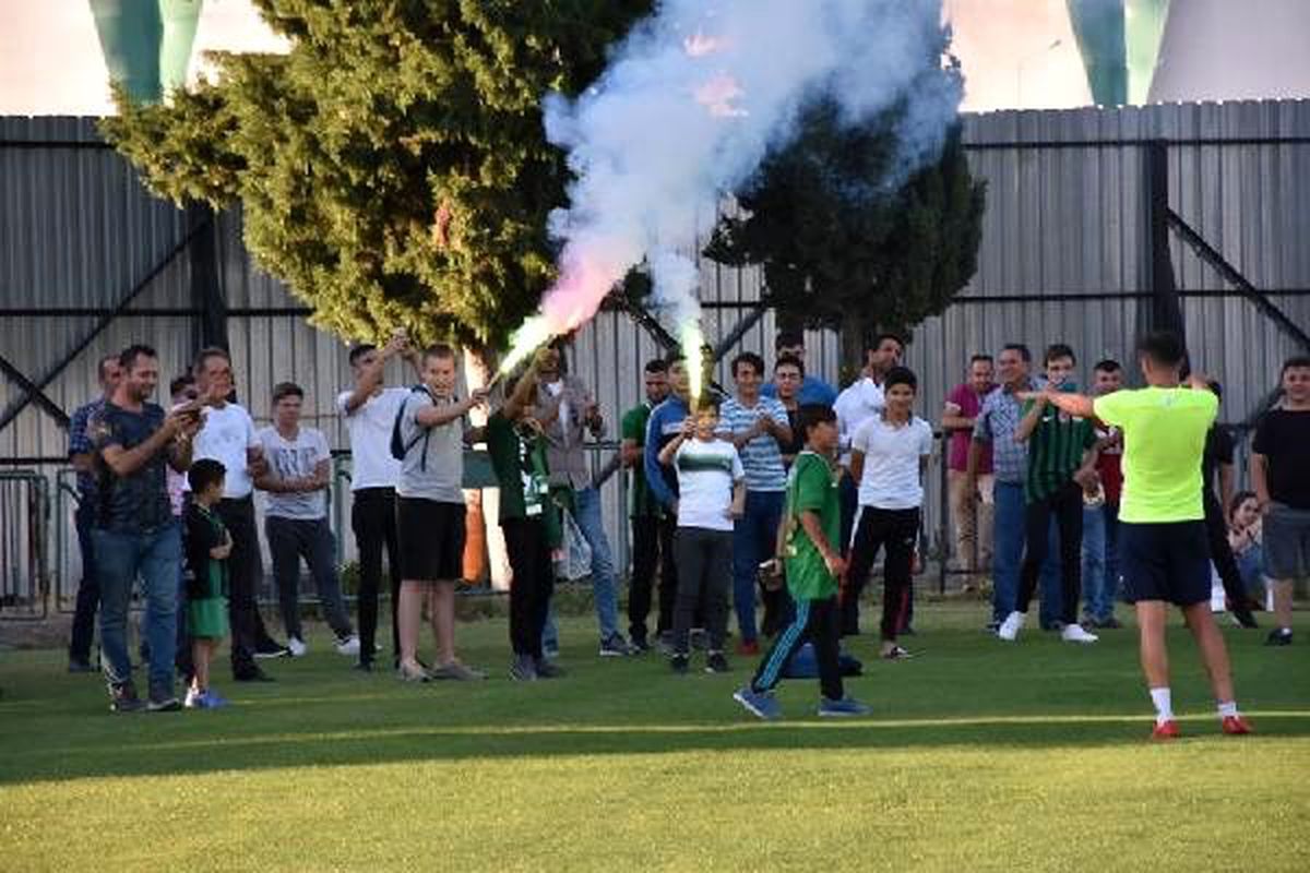 Akhisarspor\'a taraftar morali