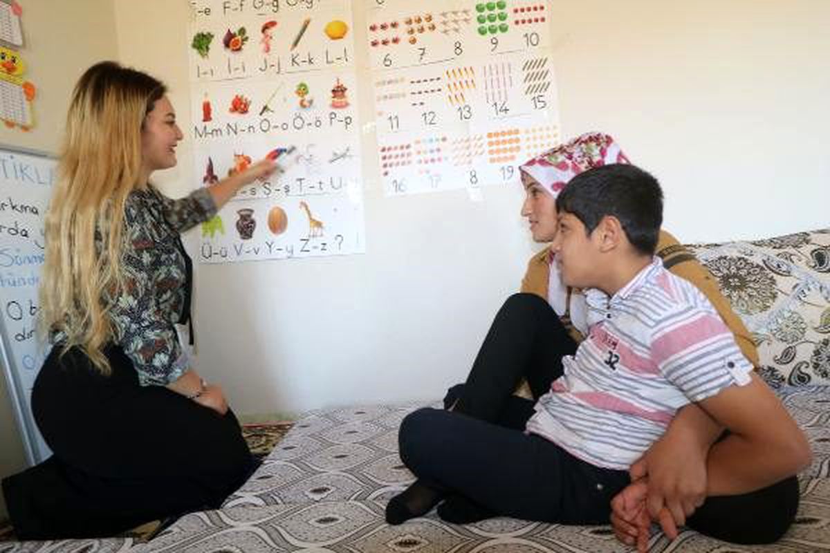 Alime öğretmen, evde eğitim verdiği ismail\'i hayata bağladı