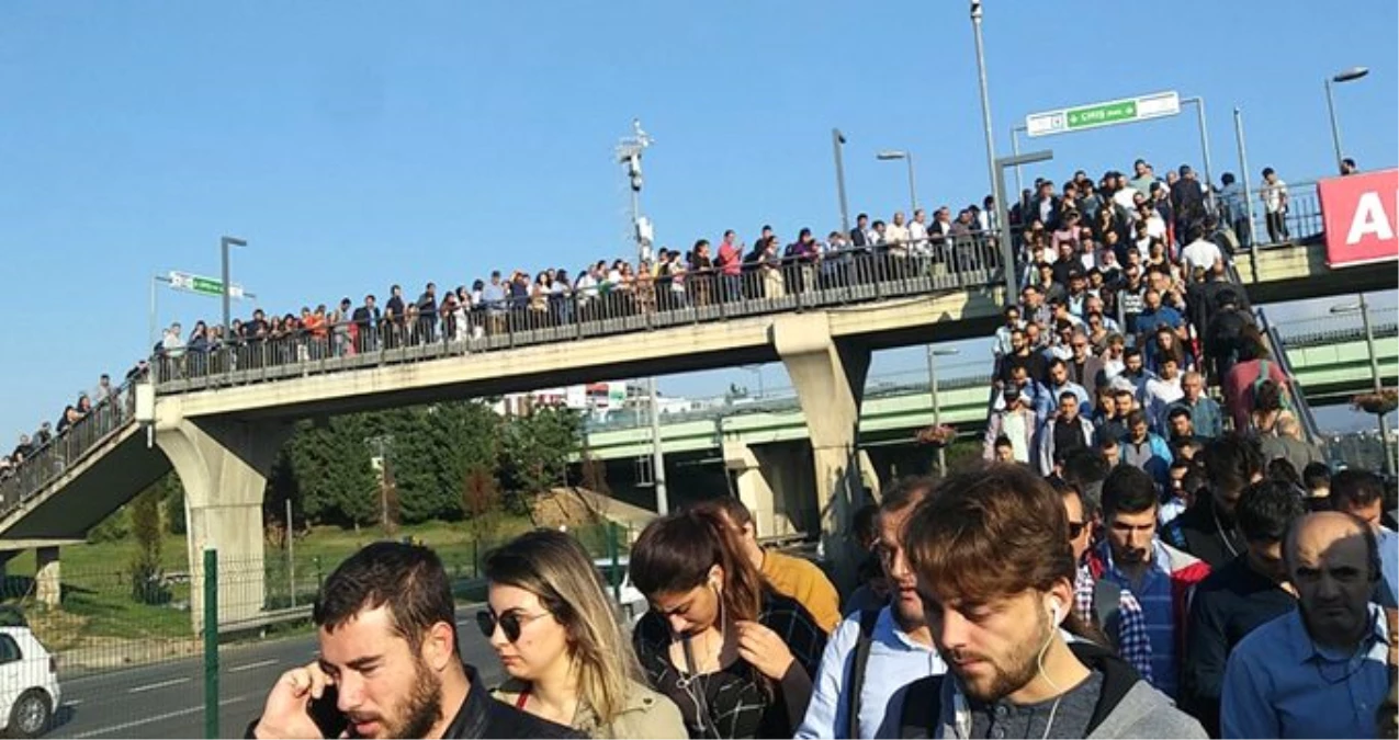 Altunizade metrobüs durağında aşırı yoğunluk yaşandı