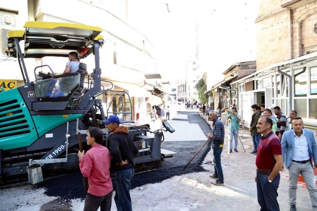 Altyapısı tamamlanan caddelerde sıcak asfalt serimine başlandı