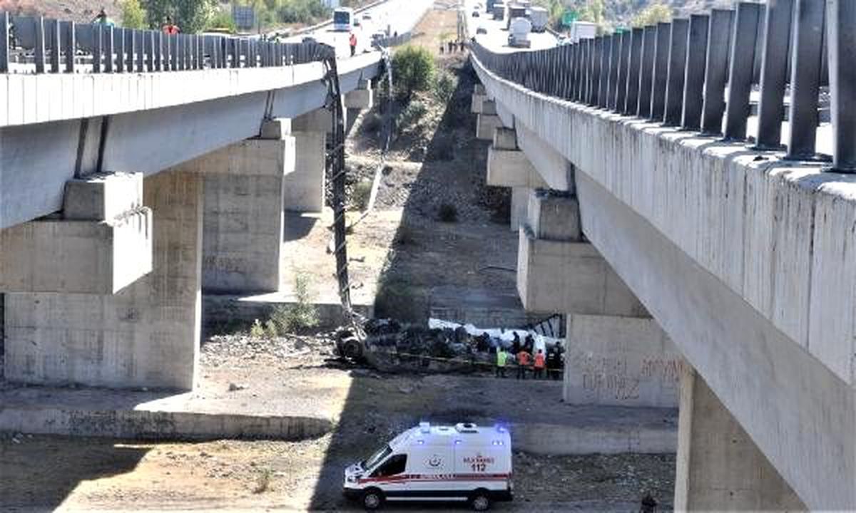 Ankara\'da viyadükten uçan tır\'ın sürücüsü öldü
