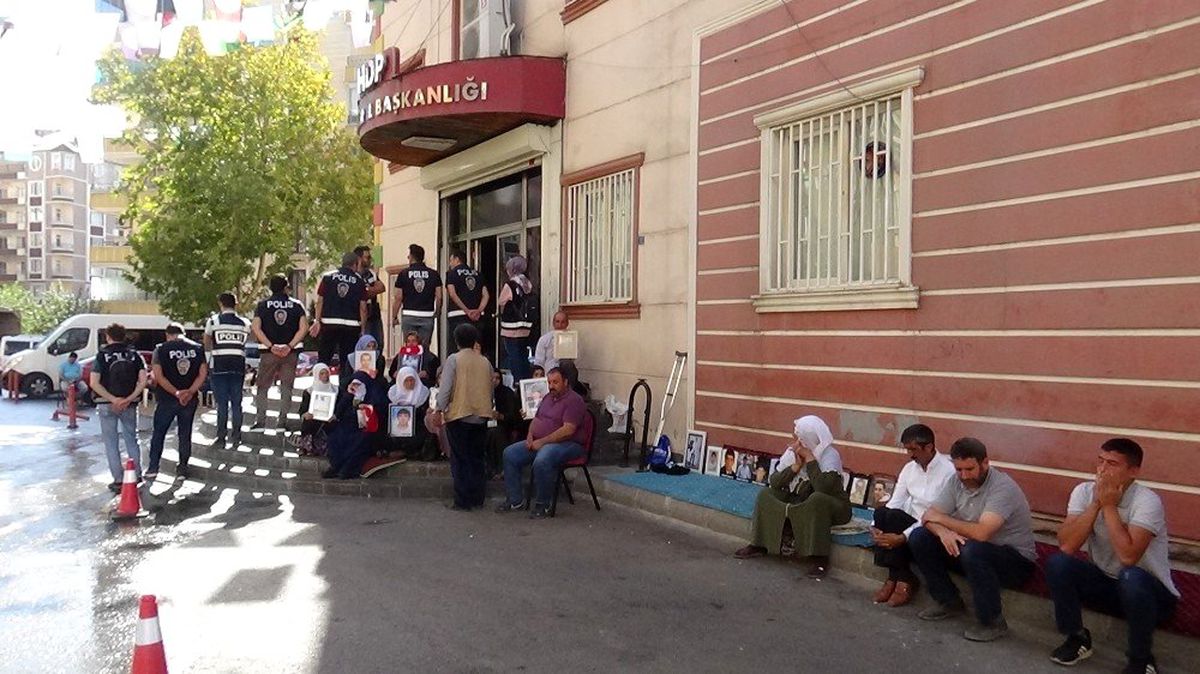 Annelerin HDP önündeki evlat nöbeti 30\'uncu gününde
