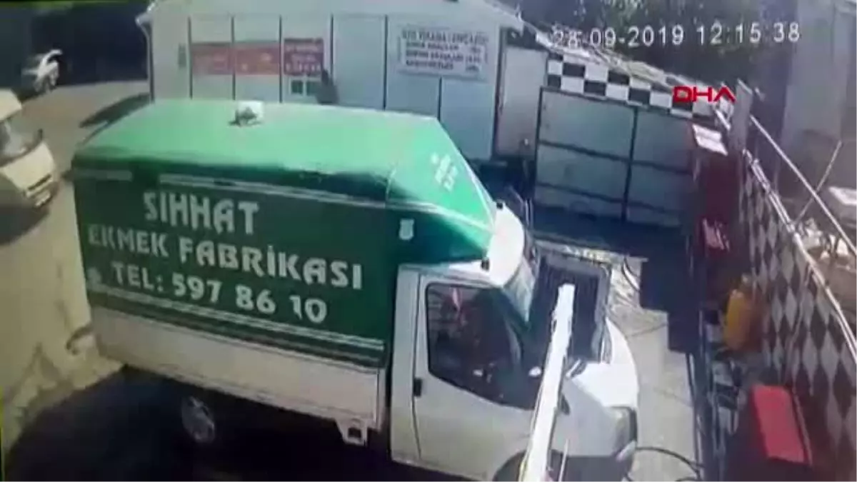 Arnavutköy\'de oto yıkamacıdaki feci kaza kamerada