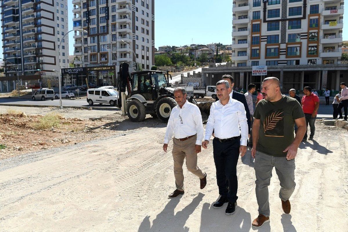 Asfalt çalışmalarını yerinde inceledi